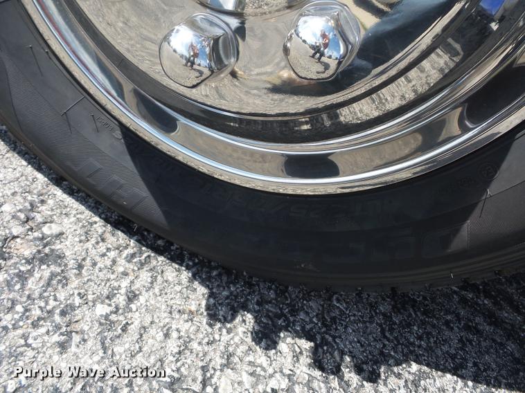 image for item DJ9584 2006 Ford E350 Super Duty shuttle bus