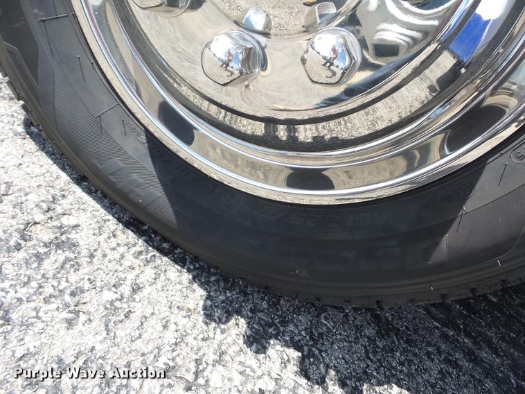 image for item DJ9584 2006 Ford E350 Super Duty shuttle bus