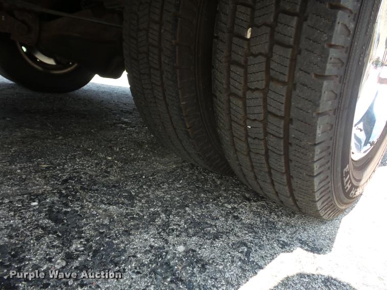 image for item DJ9584 2006 Ford E350 Super Duty shuttle bus