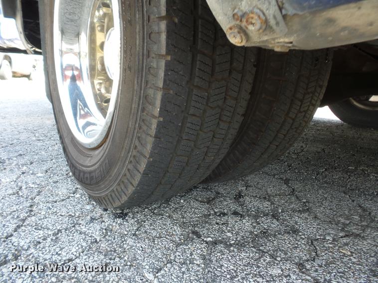 image for item DJ9584 2006 Ford E350 Super Duty shuttle bus