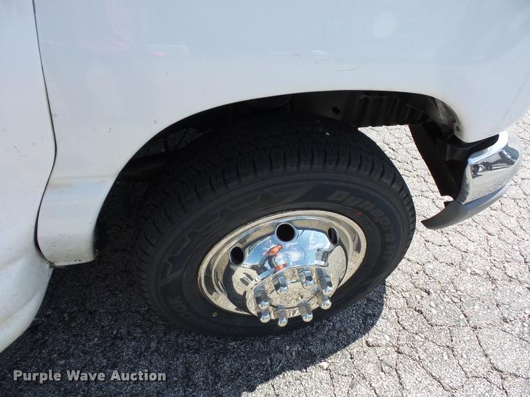 image for item DJ9584 2006 Ford E350 Super Duty shuttle bus