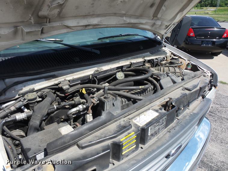 image for item DJ9584 2006 Ford E350 Super Duty shuttle bus