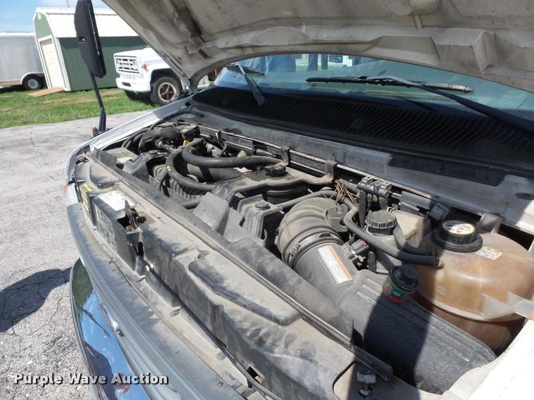 image for item DJ9584 2006 Ford E350 Super Duty shuttle bus