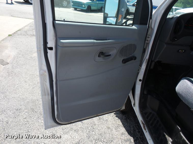 image for item DJ9584 2006 Ford E350 Super Duty shuttle bus