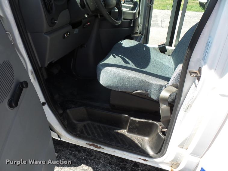 image for item DJ9584 2006 Ford E350 Super Duty shuttle bus