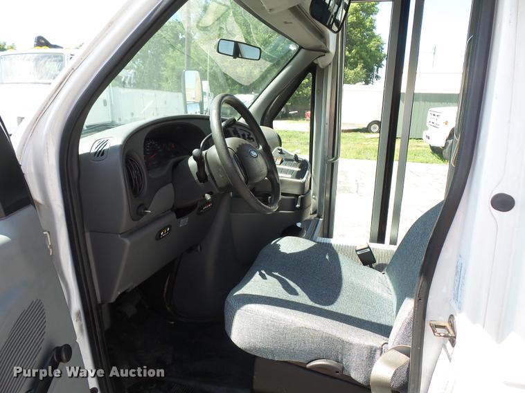 image for item DJ9584 2006 Ford E350 Super Duty shuttle bus