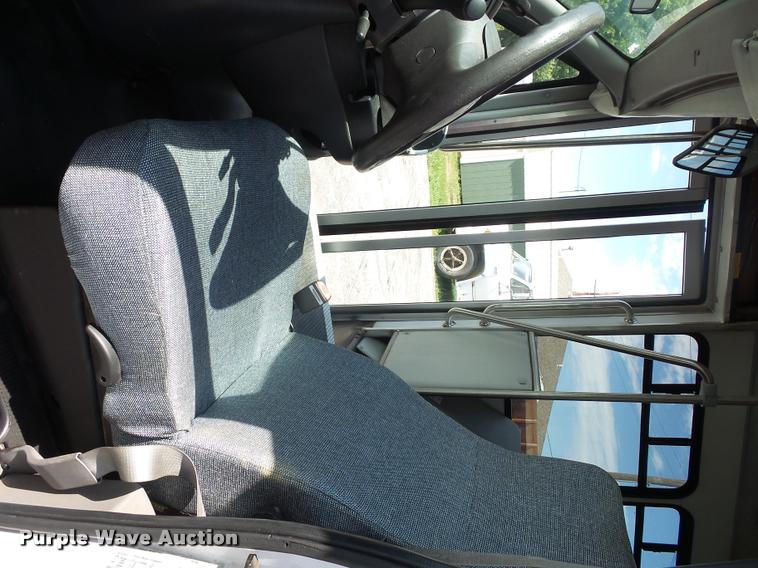 image for item DJ9584 2006 Ford E350 Super Duty shuttle bus