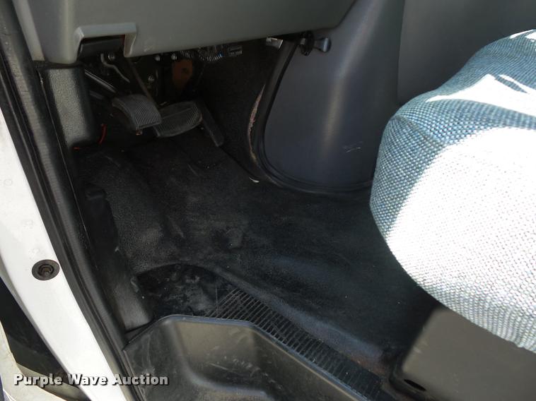 image for item DJ9584 2006 Ford E350 Super Duty shuttle bus