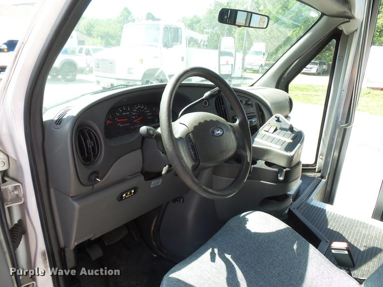image for item DJ9584 2006 Ford E350 Super Duty shuttle bus