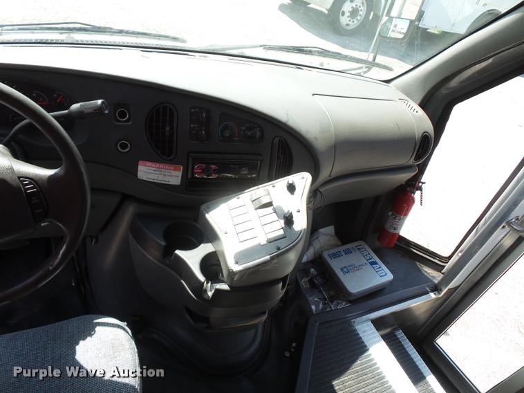 image for item DJ9584 2006 Ford E350 Super Duty shuttle bus
