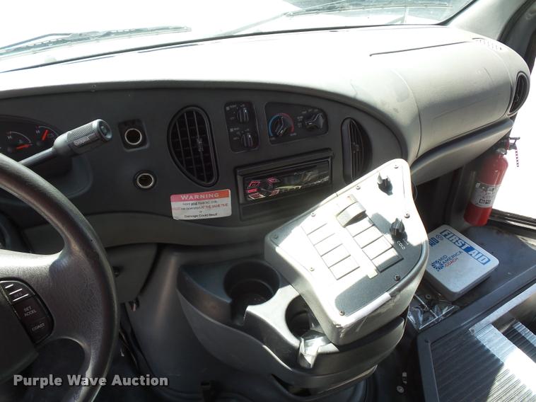 image for item DJ9584 2006 Ford E350 Super Duty shuttle bus