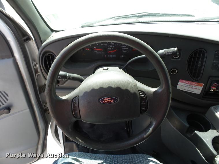 image for item DJ9584 2006 Ford E350 Super Duty shuttle bus