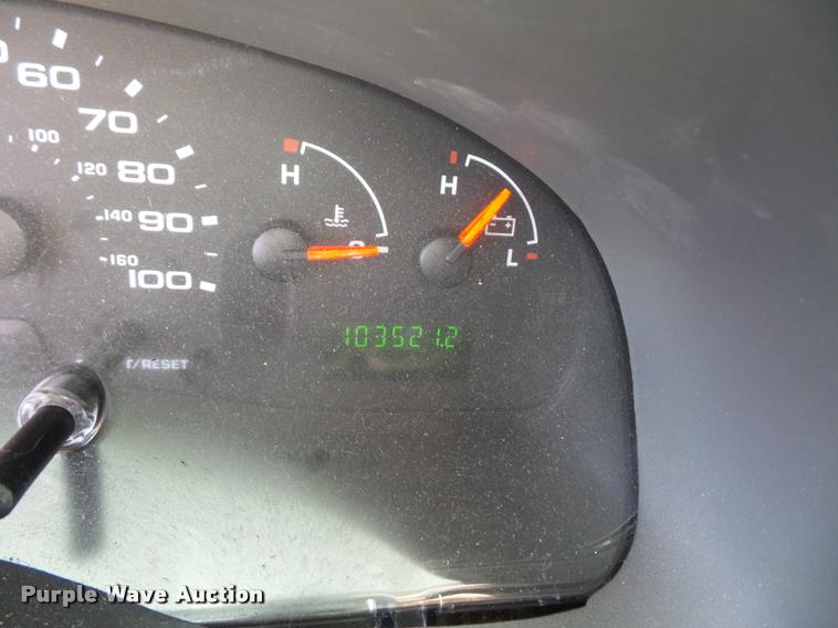 image for item DJ9584 2006 Ford E350 Super Duty shuttle bus