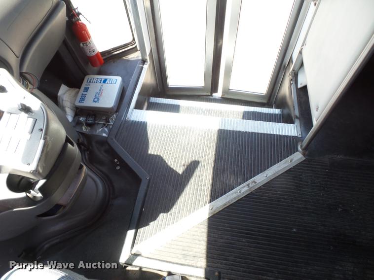 image for item DJ9584 2006 Ford E350 Super Duty shuttle bus