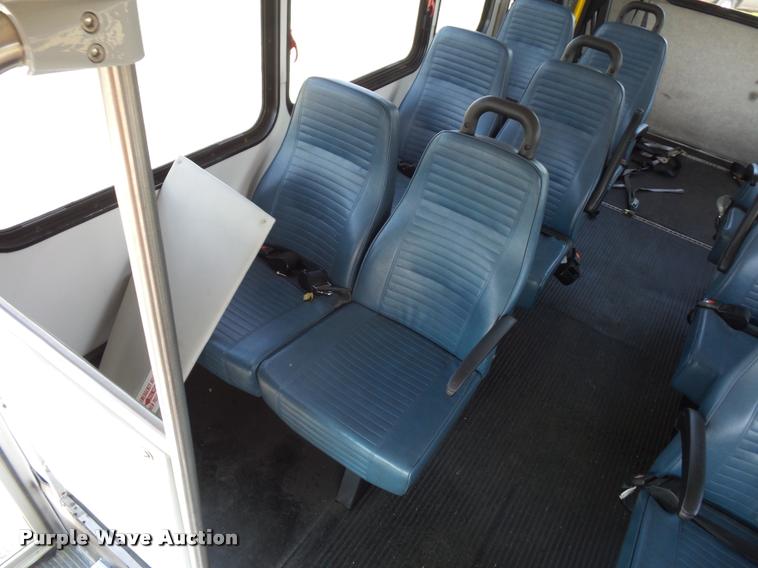 image for item DJ9584 2006 Ford E350 Super Duty shuttle bus