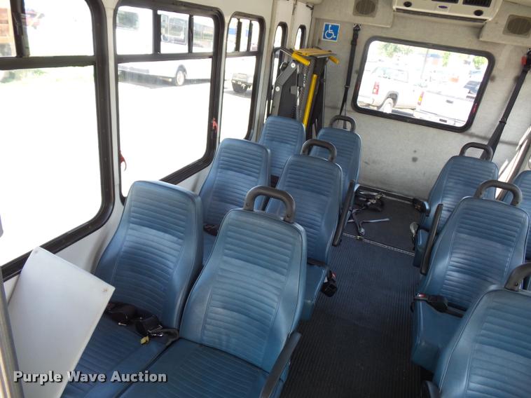 image for item DJ9584 2006 Ford E350 Super Duty shuttle bus