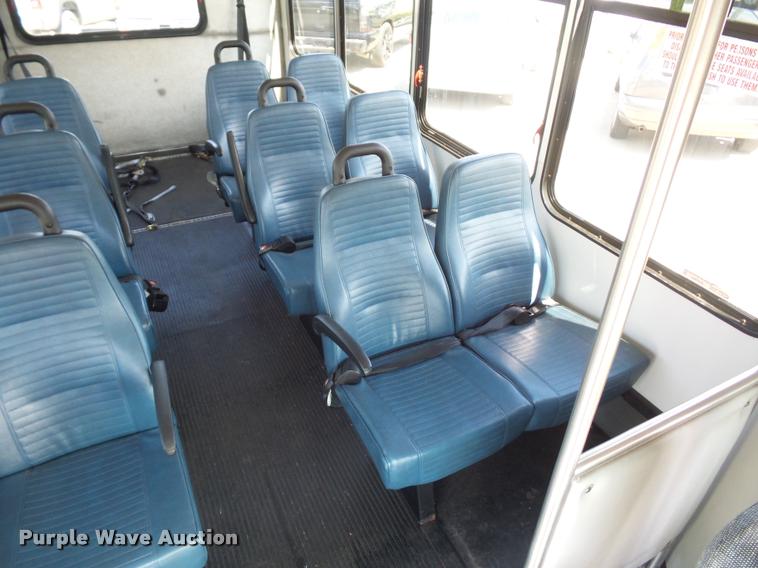 image for item DJ9584 2006 Ford E350 Super Duty shuttle bus