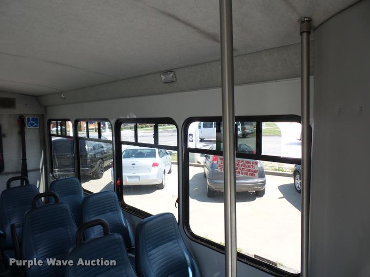 image for item DJ9584 2006 Ford E350 Super Duty shuttle bus