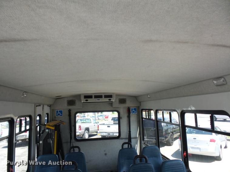 image for item DJ9584 2006 Ford E350 Super Duty shuttle bus