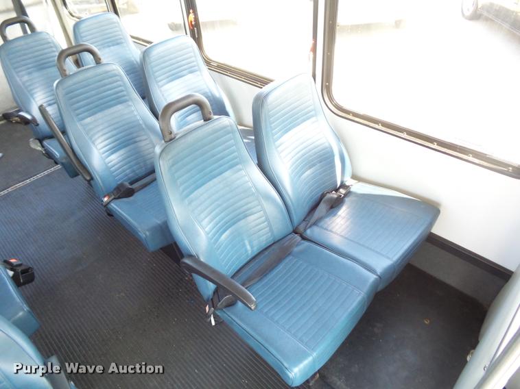 image for item DJ9584 2006 Ford E350 Super Duty shuttle bus