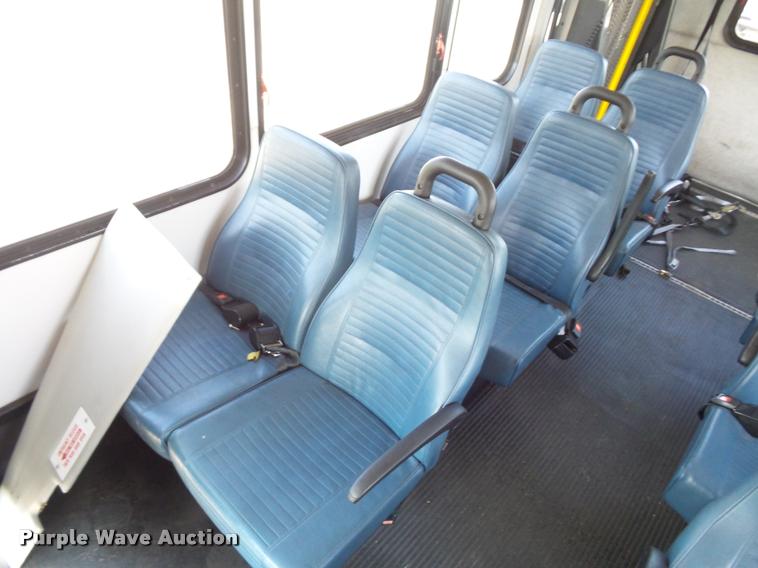 image for item DJ9584 2006 Ford E350 Super Duty shuttle bus