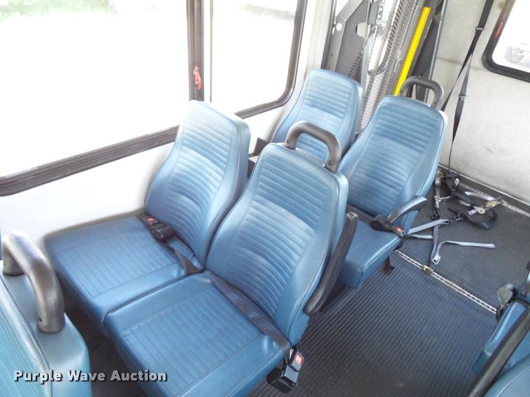 image for item DJ9584 2006 Ford E350 Super Duty shuttle bus