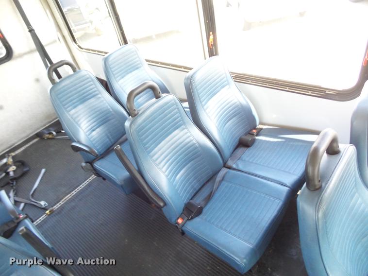 image for item DJ9584 2006 Ford E350 Super Duty shuttle bus