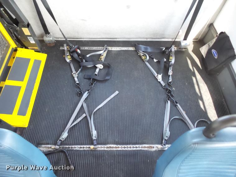 image for item DJ9584 2006 Ford E350 Super Duty shuttle bus