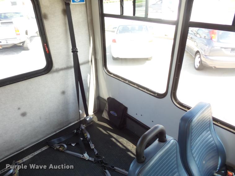 image for item DJ9584 2006 Ford E350 Super Duty shuttle bus