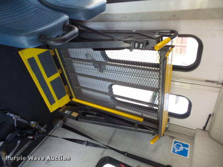 image for item DJ9584 2006 Ford E350 Super Duty shuttle bus