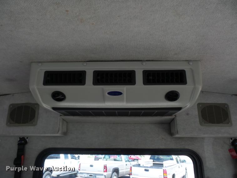image for item DJ9584 2006 Ford E350 Super Duty shuttle bus