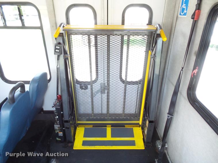 image for item DJ9584 2006 Ford E350 Super Duty shuttle bus