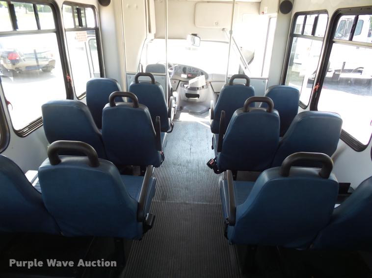 image for item DJ9584 2006 Ford E350 Super Duty shuttle bus