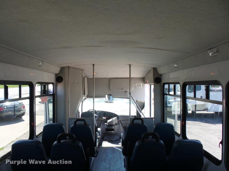 image for item DJ9584 2006 Ford E350 Super Duty shuttle bus