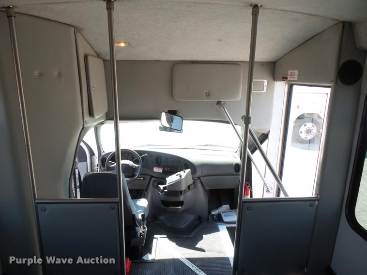 image for item DJ9584 2006 Ford E350 Super Duty shuttle bus