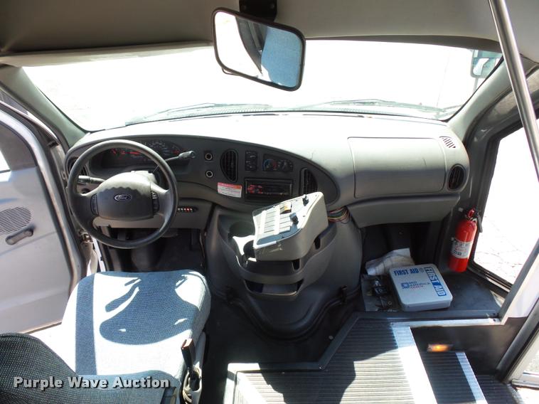 image for item DJ9584 2006 Ford E350 Super Duty shuttle bus