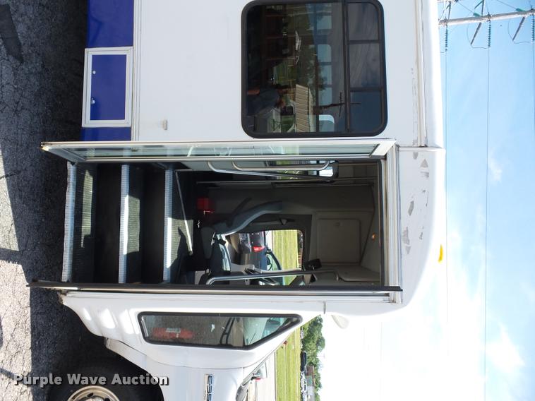 image for item DJ9584 2006 Ford E350 Super Duty shuttle bus