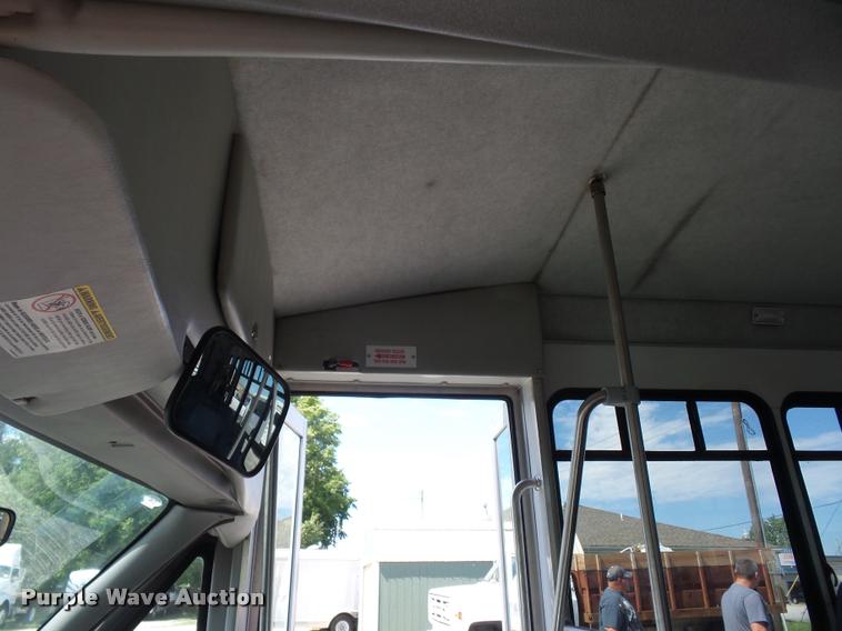 image for item DJ9584 2006 Ford E350 Super Duty shuttle bus