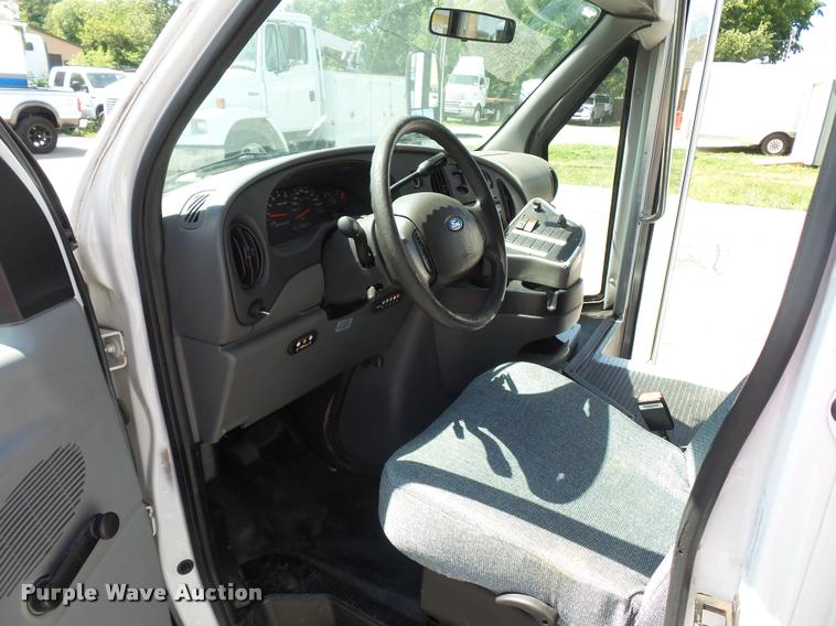 image for item DJ9584 2006 Ford E350 Super Duty shuttle bus