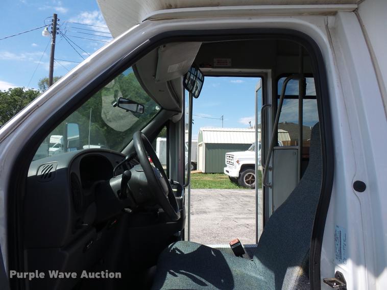 image for item DJ9584 2006 Ford E350 Super Duty shuttle bus