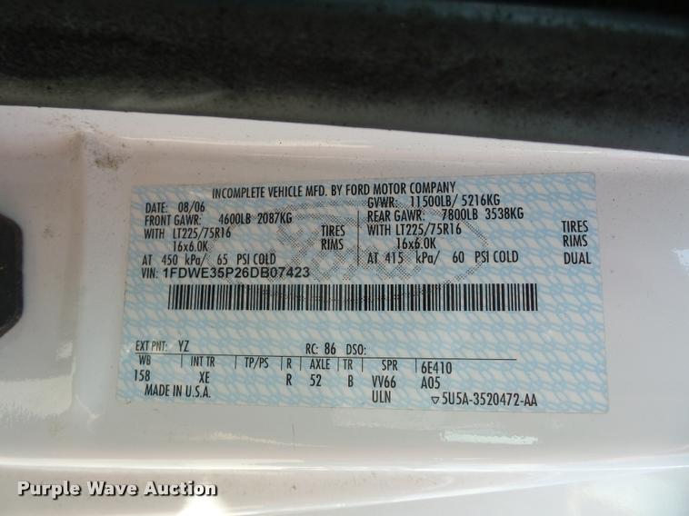 image for item DJ9584 2006 Ford E350 Super Duty shuttle bus