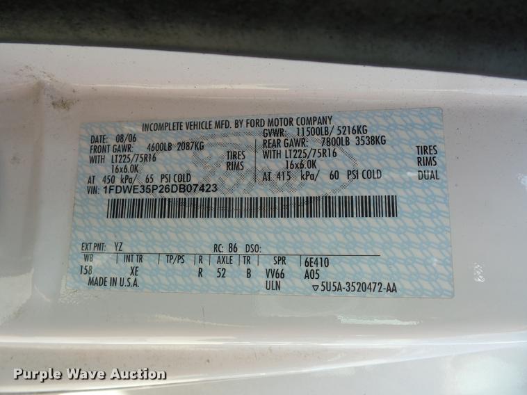 image for item DJ9584 2006 Ford E350 Super Duty shuttle bus