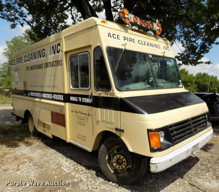 image for item DK9995 1997 Chevrolet P30 delivery truck