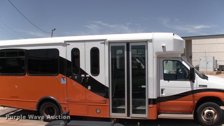 image for item DP9284 2009 Ford Econoline E450 shuttle bus