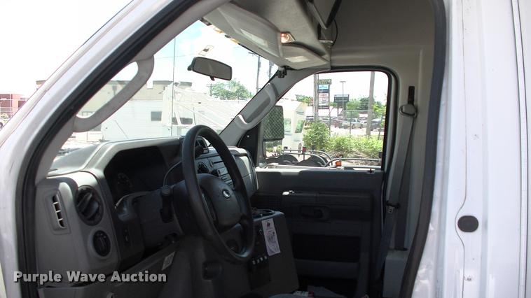 image for item DP9284 2009 Ford Econoline E450 shuttle bus