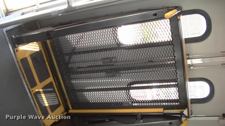 image for item DP9284 2009 Ford Econoline E450 shuttle bus