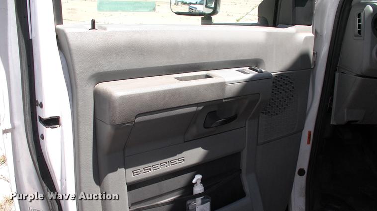 image for item DP9284 2009 Ford Econoline E450 shuttle bus