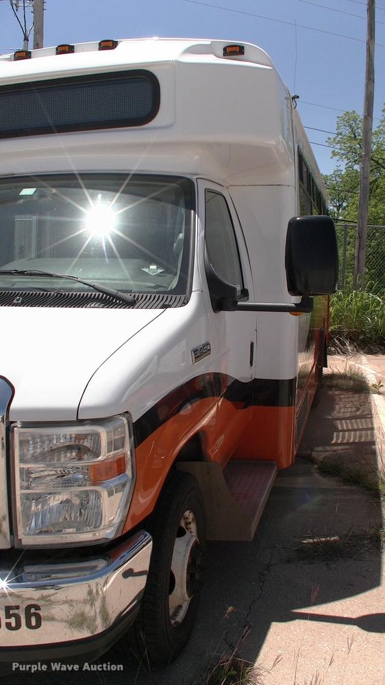 image for item DP9284 2009 Ford Econoline E450 shuttle bus