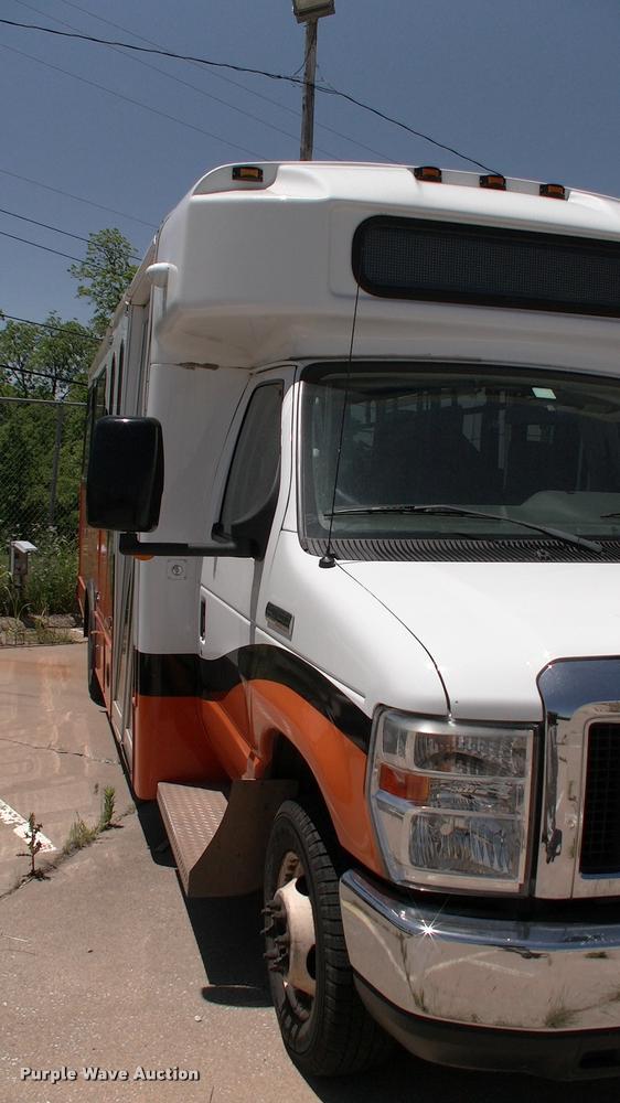 image for item DP9284 2009 Ford Econoline E450 shuttle bus