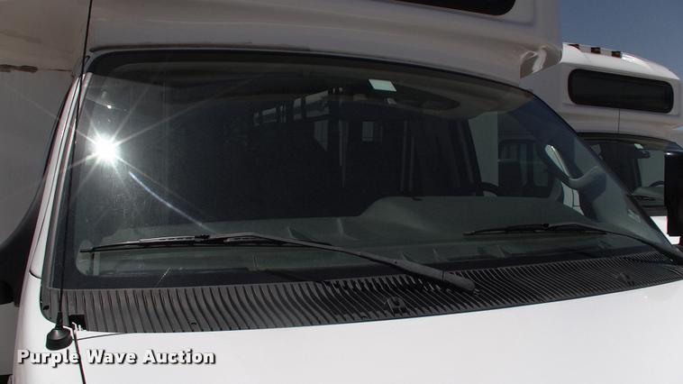 image for item DP9284 2009 Ford Econoline E450 shuttle bus